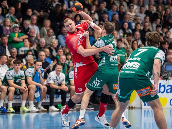 Dainis Kristopans MT Melsungen, 10 in duel with Oskar Sunnefeldt Frisch Auf Goeppingen, 27 , Frisch Auf Goeppingen vs MT Melsungen, Handball, 1 Bundesliga, Men, Season 2025 2026, 29 11 2025, Frisch Auf Goeppingen vs MT Melsungen, Handball, 1 Bundesliga, Men, Season 2025 2026, 29 11 2025 Goeppingen Copyright: xEibner-Pressefoto MichaelxSchmidx EP_MST