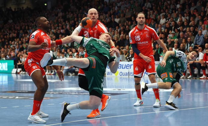29 11 2025, Germany, Göppingen, Handball DAIKIN HBL, FRISCH AUF Göppingen vs MT Melsungen f l Sadou Ntanzi MT , Ymir Örn Gislason FAG , Arnar Arnarsson MT