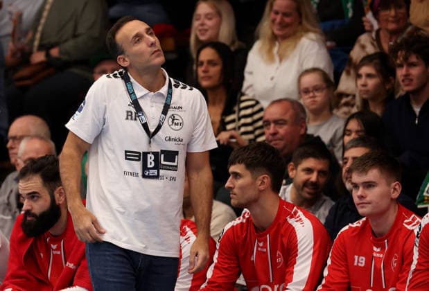 29 11 2025, Germany, Göppingen, Handball DAIKIN HBL, FRISCH AUF Göppingen vs MT Melsungen Melsungen Coach Roberto Garcia Parrondo