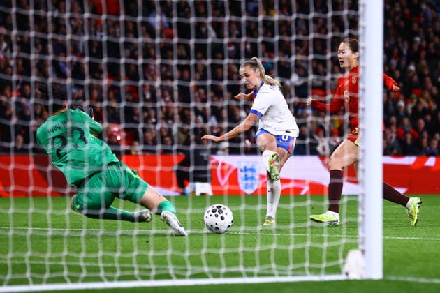 England Women v China Women International Friendly, Länderspiel, Nationalmannschaft Georgia Stanway of England Women scores her sides sixth goal of the game to make the score 6-0 during the International Friendly match at Wembley Stadium, London 29 11 2025 UK Newspapers OUT Copyright: xLucyxCopseyx FIL-22570-0025