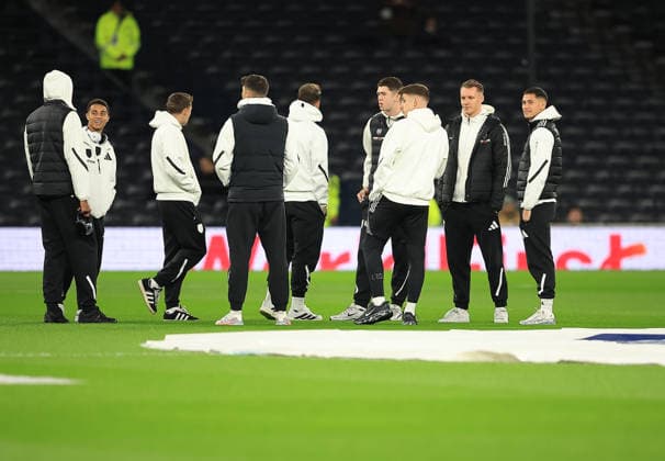 Tottenham Hotspur v Fulham Premier League 29 11 2025. Fulham Players walk around the pitch ahead of kick off during the Premier League match between Tottenham Hotspur and Fulham at Tottenham Hotspur Stadium, London, United Kingdom on 29 November 2025. London Tottenham Hotspur Stadium London United Kingdom Editorial use only DataCo restrictions apply See www.football-dataco.com , Copyright: xChrisxFoxwellx PSI-23308-0005