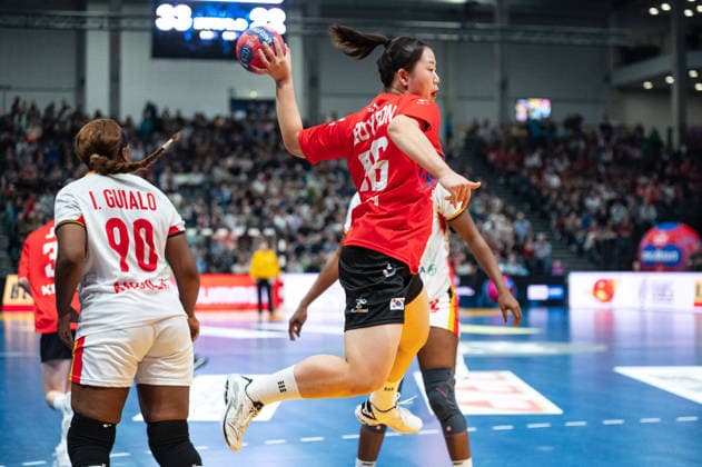 CHA SEOYEON (36 REPUBLIC OF KOREA) takes a shot at goal during the IHF Women s Handball World Championship, WM, Weltmeisterschaft game between Angola and Republic of Korea at the SWT Arena in Trier, Germany Copyright: xMartinxPitschx xSPPx Sportspressphoto_SPR67174