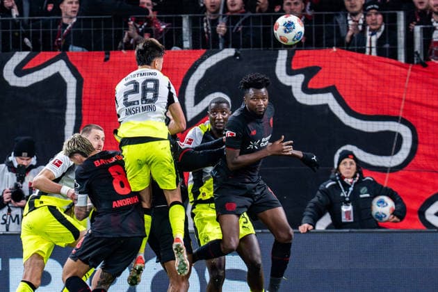 29 11 2025, Bayer 04 Leverkusen vs Borussia Dortmund, 1 Bundesliga, Matchday 12 Goal for 0 1 by Aaron Anselmino Borussia Dortmund 28 here the header shot, Robert Andrich Bayer 04 Leverkusen, 8 Edmond Tapsoba Bayer 04 Leverkusen, 12 Serhou Guirassy Borussia Dortmund, 9 Waldemar Anton Borussia Dortmund, 3 Julian Brandt Borussia Dortmund, 10 Important note In accordance with the regulations of the DFL German Football League and the DFB German Football Association, it is prohibited to use photographs taken in the stadium and or of the match in the form of sequential images and or video-like photo series Copyright: xBahhoxKarax