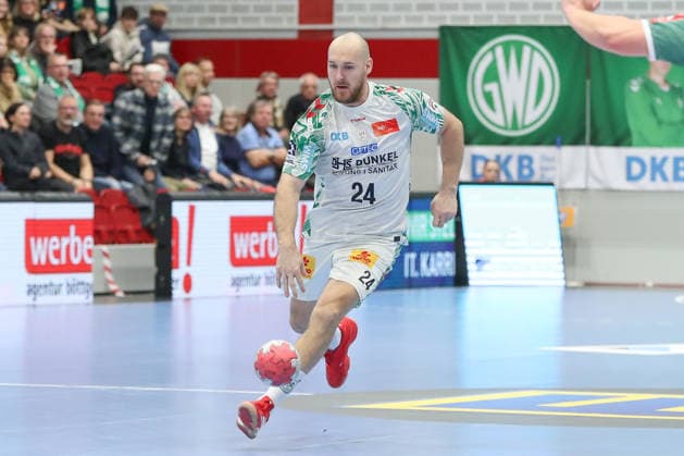 29 11 2025, xgox, Handball Daikin HBL GWD Minden SC Magdeburg emspor, v l Christian O Sullivan Magdeburg, 24 on the ball, plays the ball Luebbecke