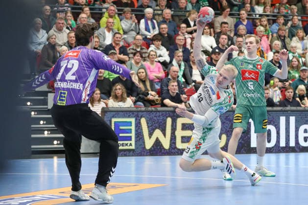 29 11 2025, xgox, Handball Daikin HBL GWD Minden SC Magdeburg emspor, v l Magnus Saugstrup Magdeburg, 23 throws goal, goal scorer, scores goal, scores the goal Luebbecke