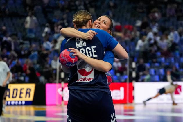 Women s Handball World Championship 2025 Kazakhstan Norway Trier, Germany 20251129 Norway s Nora Mork gives Vilde Mortensen Ingstad a hug during the warm up before the group stage match of the Women s Handball World Championship between Kazakhstan and Norway at the SWT Arena Photo Beate Oma Dahle NTB Trier Germany EDITORIAL USE ONLY RESTRICTED USE FOR BETTING COMPANIES  Copyright: xBeatexOmaxDahlex xNTBx