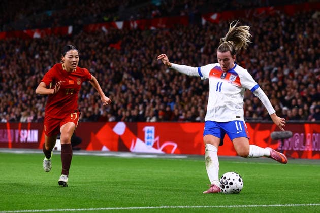 England Women v China Women International Friendly, Länderspiel, Nationalmannschaft Lauren Hemp of England Women on the ball during the International Friendly match at Wembley Stadium, London 29 11 2025 UK Newspapers OUT Copyright: xLucyxCopseyx FIL-22570-0029