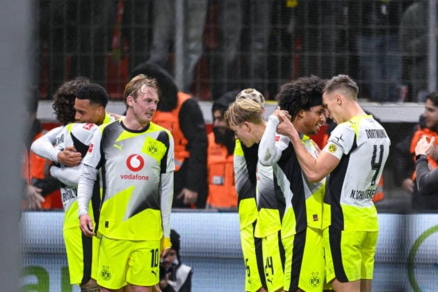 29 11 2025, Football, 1 Bundesliga, Matchday 12 Season 2025 2026, Bayer Leverkusen Borussia Dortmund, Karim Adeyemi Borussia Dortmund celebrates the goal for 0 2 with the team, Nico Schlotterbeck Borussia Dortmund xRHR PHOTO TKx Copyright: RHR-FOTOx RHR-FOTO TK