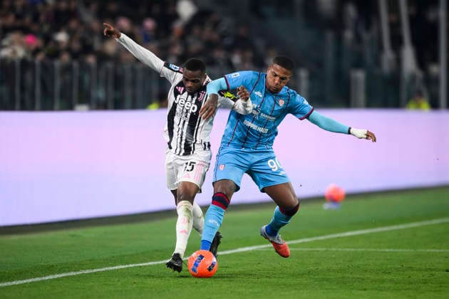Juventus FC v Cagliari Calcio - Serie A Pierre Kalulu of Juventus FC competes for the ball with Michael Folorunsho of Cagliari Calcio during the Serie A football match between Juventus FC and Cagliari Calcio. Turin Italy Copyright: xNicolòxCampox
