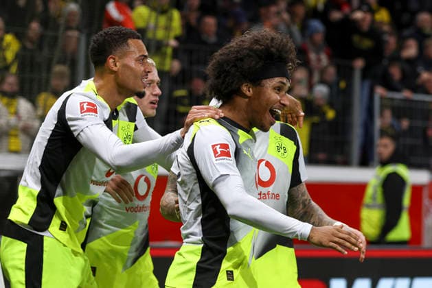 Karim Adeyemi Borussia Dortmund celebrates after scoring his team s second goal with teammates during the Bundesliga match between Bayer 04 Leverkusen and Borussia Dortmund, BayArena on November 29, 2025 in Leverkusen, Germany, Germany Photo by Oliver Kaelke DeFodi Images Karim Adeyemi Borussia Dortmund celebrates after scoring his team s second goal with teammates during the Bundesliga match between Bayer 04 Leverkusen and Borussia Dortmund at BayArena on November 29, 2025 in Leverkusen, Germany Photo by Oliver Kaelke DeFodi Images DFL regulations prohibit any use of photographs as image sequences and or quasi video Photo by Oliver Kaelke DeFodi Images