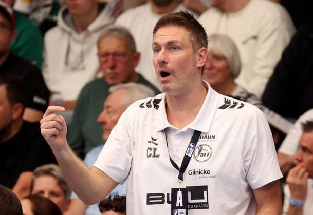 29 11 2025, Germany, Göppingen, Handball DAIKIN HBL, FRISCH AUF Göppingen vs MT Melsungen Melsungen Co Coach Carsten Lichtlein