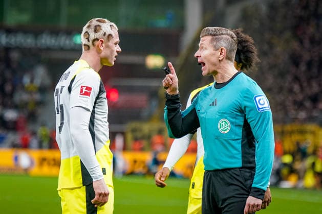 Germany Soccer Bundesliga 2025 26, 12 Matchday Bayer 04 Leverkusen vs Borussia Dortmund BayArena Leverkusen Referees Tobias Welz Wiesbaden and Julian Ryerson Borussia Dortmund, 26 Copyright: xJOERANxSTEINSIEKx