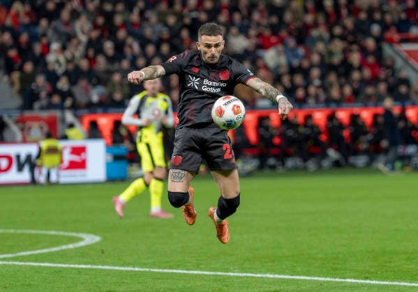 Aleix GARCIA Bayer 04 Leverkusen, 24 with a ball reception 29 11 2025, Bayer Leverkusen Borussia Dortmund, Football, 1 Bundesliga, GER, Leverkusen, BayArena DFL regulations prohibit any use of photographs as image sequences and or quasi video Copyright: HMBxMedia xMarcoxBader