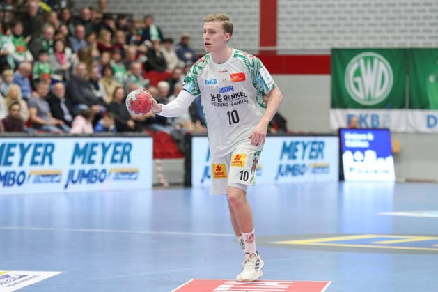 29 11 2025, xgox, Handball Daikin HBL GWD Minden SC Magdeburg emspor, v l Gisli Thorgeir Kristjansson Magdeburg, 10 am Ball, plays the ball Luebbecke