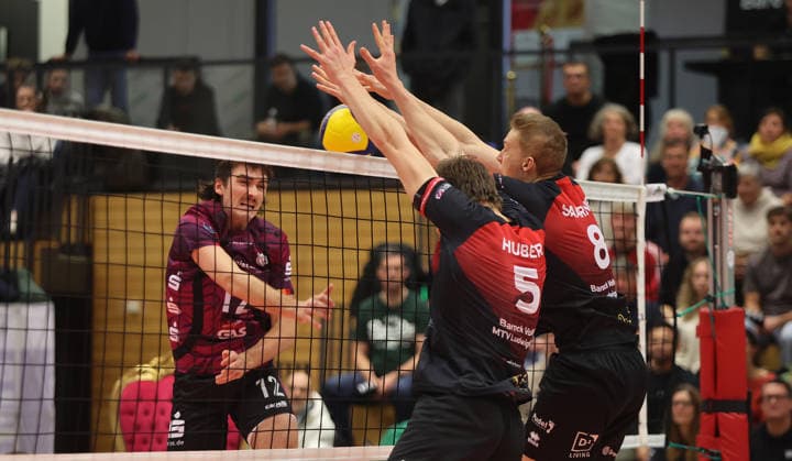 Ludwigsburg , Volleyball Bundesliga , Barock Volleys MTV Ludwigsburg vs Energiequelle Netzhoppers KW Königs Wusterhausen , from left Isaiah Olfert KW Jan Huber Tomi Saarinen Ludwigsburg