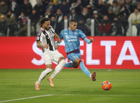 Riyad Idrissi of Cagliari Calcio and Lloyd Kelly of Juventus FC during the Italian Serie A, 2025 26 season, football match between Juventus FC and Cagliari Calcio on 29 November 2025, at Allianz Stadium, Turin, taly. Photo Nderim KACELI  Copyright: xNderimxKaceli IPAxSportx xipa-agency.netx xx IPA_68521605 IPA_Agency_IPA68521605
