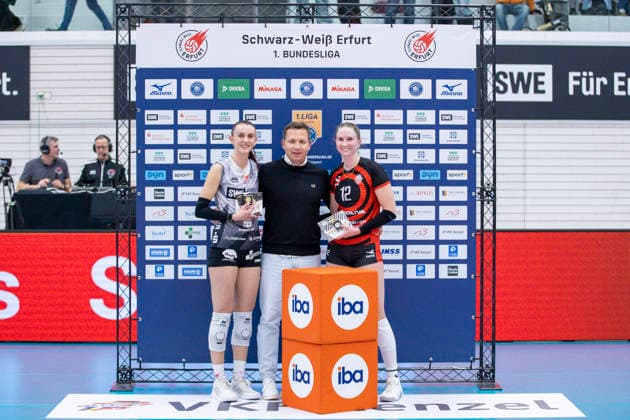1 Volleyball Bundesliga Women Schwarz Weiss Erfurt vs ETV Hamburger Volksbank Volleys Erfurt 29 11 2025 MVP Gold for Isabel Kova i 11 Schwarz Weiss Erfurt and Silver for Hannah Ammerman 12 ETV Hamburger Volksbank Volleys with sponsor Norman Kirsche Iba 1 Volleyball Bundesliga Women Schwarz Weiss Erfurt vs ETV Hamburger Volksbank Volleys Riethsporthalle Erfurt 29 11 2025 Copyright: xBEAUTIFULxSPORTS Duehringx