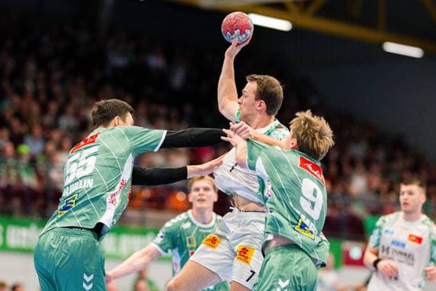 29 11 2025 Handball, 2025 2026, 1 Bundesliga, Matchday 14, GWD Minden SC Magdeburg L R Azat Valiullin Minden , Felix Claar Magdeburg , Morten Hempel Jensen Minden