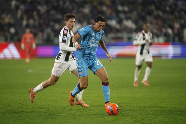 Gabriele Zappa of Cagliari Calcio during the Italian Serie A, 2025 26 season, football match between Juventus FC and Cagliari Calcio on 29 November 2025, at Allianz Stadium, Turin, taly. Photo Nderim KACELI  Copyright: xNderimxKaceli IPAxSportx xipa-agency.netx xx IPA_68521745 IPA_Agency_IPA68521745