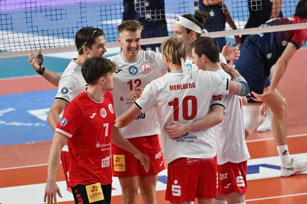 GER 1 VBL, SVG Lueneburg vs SV Warnemuende 29 11 2025, LKH Arena, Lueneburg, GER 1 VBL, SVG Lueneburg vs SV Warnemuende in the picture the team from Warnemuende cheers nordphotoxGmbH xWitke nph00002