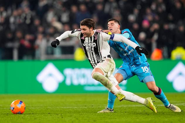 JuventusÕs Manuel Locatelli fights for the ball with Cagliari s Matteo Prati during the Serie A soccer match between Juventus Fc and Cagliari the Juventus Stadium in Turin, north west Italy - November 29, 2025. - Soccer  Copyright: xFabioxFerrari LaPressex
