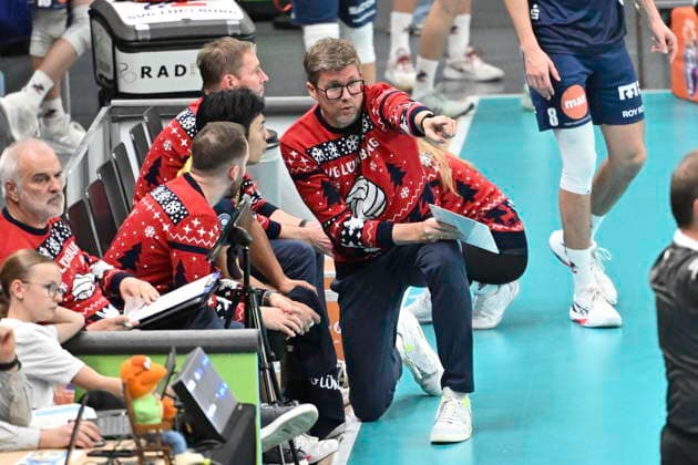 GER 1 VBL, SVG Lueneburg vs SV Warnemuende 29 11 2025, LKH Arena, Lueneburg, GER 1 VBL, SVG Lueneburg vs SV Warnemuende in the picture Coach Stefan Huebner Huebner Lueneburg talks to the players on the bench nordphotoxGmbH xWitke nph00002