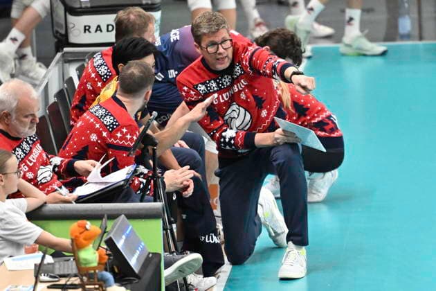 GER 1 VBL, SVG Lueneburg vs SV Warnemuende 29 11 2025, LKH Arena, Lueneburg, GER 1 VBL, SVG Lueneburg vs SV Warnemuende in the picture Coach Stefan Huebner Huebner Lueneburg talks to the players on the bench nordphotoxGmbH xWitke nph00002