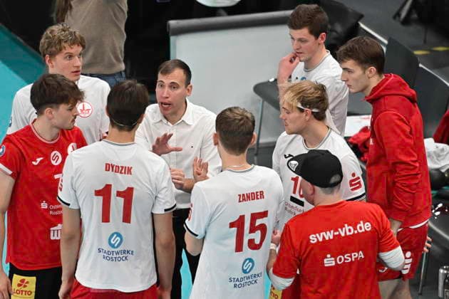 GER 1 VBL, SVG Lueneburg vs SV Warnemuende 29 11 2025, LKH Arena, Lueneburg, GER 1 VBL, SVG Lueneburg vs SV Warnemuende in the picture Coach Maurizio Forte Warnemuende talks to his team nordphotoxGmbH xWitke nph00002