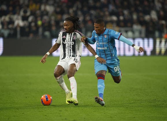 CALCIO - Serie A - Juventus FC vs Cagliari Calcio Khephren Thuram of Juventus FC and Michael Folorunsho of Cagliari Calcio during the Italian Serie A, 2025 26 season, football match between Juventus FC and Cagliari Calcio on 29 November 2025, at Allianz Stadium, Turin, taly. Photo Nderim KACELI Turin Italy  Copyright: xIPAxSport ABACAx