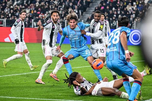 Gennaro Borrelli of Cagliari Calcio during Juventus FC vs Cagliari Calcio, Italian soccer Serie A match in Turin, Italy, November 29 2025  Copyright: xLuigixCanu IPAxSportx xipa-agency.netx xx IPA_68522533 IPA_Agency_IPA68522533