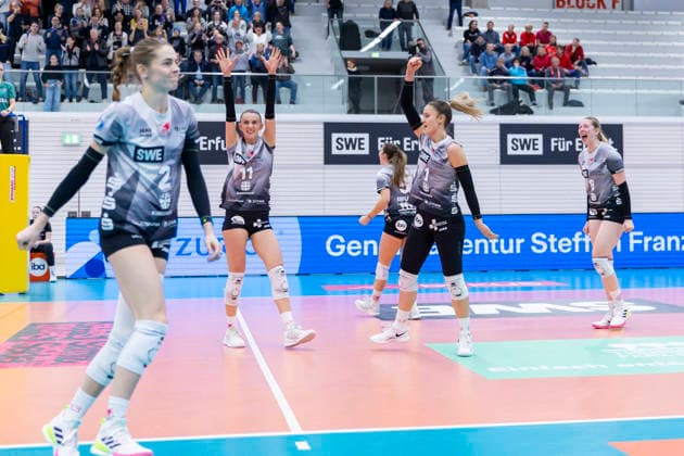 1 Volleyball Bundesliga Women Schwarz Weiss Erfurt vs ETV Hamburger Volksbank Volleys Erfurt 29 11 2025 Cheers, Schwarz Weiss Erfurt 1 Volleyball Bundesliga Women Schwarz Weiss Erfurt vs ETV Hamburger Volksbank Volleys Riethsporthalle Erfurt 29 11 2025 Copyright: xBEAUTIFULxSPORTS Duehringx