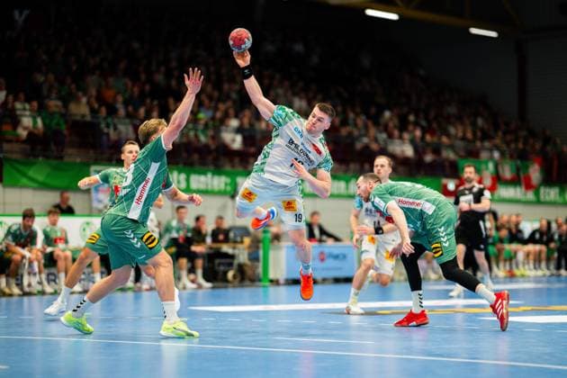 29 11 2025 Handball, 2025 2026, 1 Bundesliga, Matchday 14, GWD Minden SC Magdeburg L R Niclas Benedict Heitkamp Minden , Elvar Örn Jonsson Magdeburg