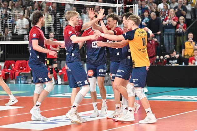 GER 1 VBL, SVG Lueneburg vs SV Warnemuende 29 11 2025, LKH Arena, Lueneburg, GER 1 VBL, SVG Lueneburg vs SV Warnemuende in the picture the team from Lueneburg celebrates the victory nordphotoxGmbH xWitke nph00002
