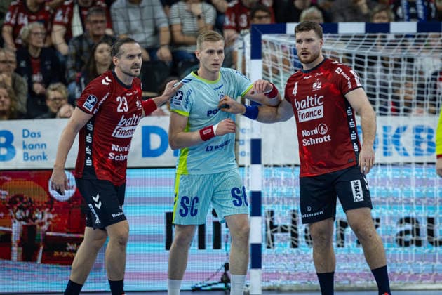 DAIKIN HBL SG Flensburg Handewitt vs VfL Gummersbach 29 11 25 Fight at the circle Kent Robin Tønnesen Nr 23, SG Flensburg Handewitt , Ellidi Snaer Vidarsson Nr 04, VfL Gummersbach , Johannes Golla Nr 04, SG Flensburg Handewitt DAIKIN HBL SG Flensburg Handewitt vs VfL Gummersbach, GP JOULE Arena on 29 11 25 Copyright: xBEAUTIFULxSPORTS MarioxM.xKobergx
