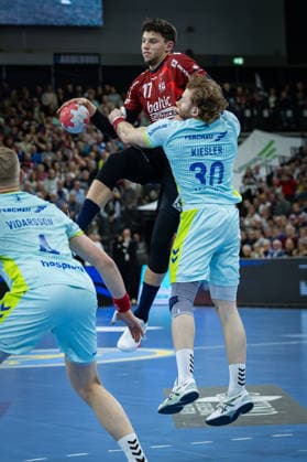 DAIKIN HBL SG Flensburg Handewitt vs VfL Gummersbach 29 11 25 Marko Grgic Nr 17, SG Flensburg Handewitt vs Tom Kiesler Nr 30, VfL Gummersbach DAIKIN HBL SG Flensburg Handewitt vs VfL Gummersbach, GP JOULE Arena on 29 11 25 Copyright: xBEAUTIFULxSPORTS MarioxM.xKobergx