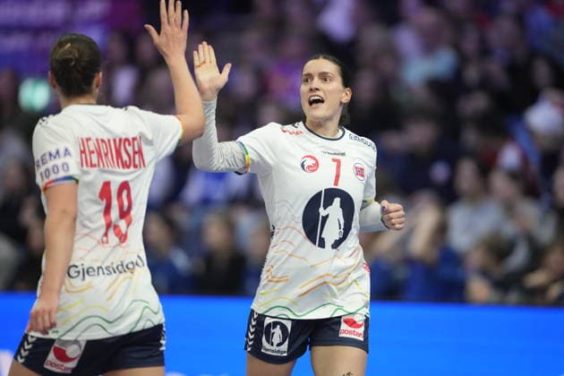 Women s Handball World Championship 2025 Kazakhstan Norway Trier, Germany 20251129 Norway s Selma Henriksen and Stine Ruscetta Skogrand during the group stage match in the Women s Handball World Championship between Kazakhstan and Norway in the SWT Arena Photo Beate Oma Dahle NTB Trier Germany EDITORIAL USE ONLY RESTRICTED USE FOR BETTING COMPANIES  Copyright: xBeatexOmaxDahlex xNTBx