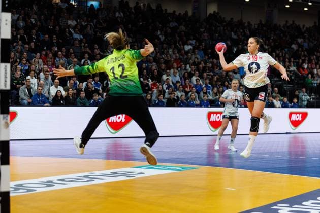 Selma Helen Henriksen Norway throws against Zhannat Aitenova Kazakhstan , Kazakhstan vs Norway, Handball, IHF Womens Handball World Championship, Matchday 1, 29 11 2025 Kazakhstan vs Norway, Handball, IHF Womens Handball World Championship, Matchday 1, 29 11 2025 Copyright: xEibner-Pressefoto AlexanderxNeisx EP_ANS