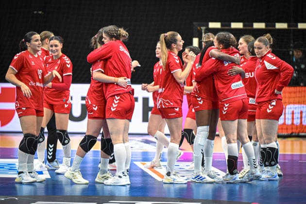Netherlands, Handball, Womens World Championship 2025, Switzerland vs Senegal, 29 11 2025, Maaspoort Sports Events, s Hertogenbosch, Netherlands, Swiss team celebrates victory Copyright: xMarkusxVerwimpx