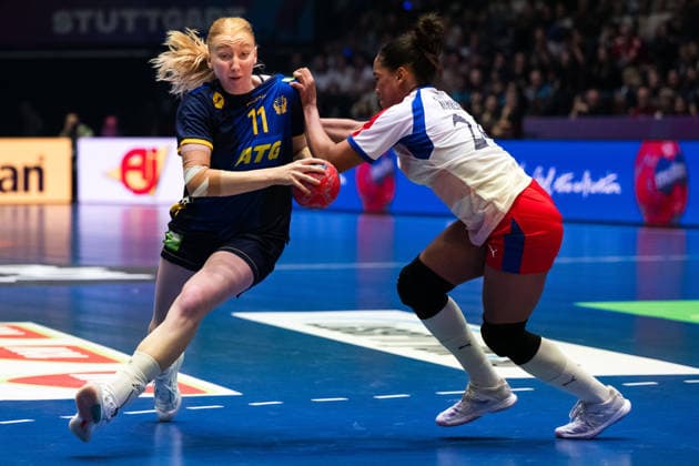 251129 Tyra Axnar of Sweden and Schakira Robert Reinoso of Cuba during the 2025 IHF Women™s World Championship handball match between Cuba and Sweden on November 29, 2025 in Stuttgart Photo Emma Wallskog BILDBYRAN COP 320 EW0595 handball, handball, handball,handball,handball,bbeng,vm,handba  Copyright: EMMAxWALLSKOG BB251129EW018