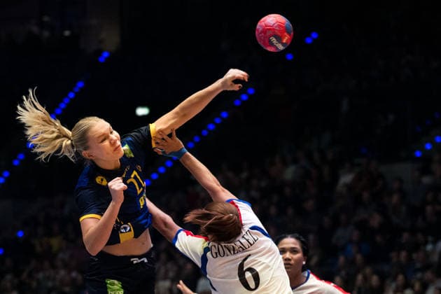 251129 Thea Kylberg of Sweden during the 2025 IHF Women™s World Championship handball match between Cuba and Sweden on November 29, 2025 in Stuttgart Photo Emma Wallskog BILDBYRAN COP 320 EW0595 handball handball handball handball handball bbeng vm handball vm handbolls vm ihf handball world championship world handball championship 2025 world championship 2025 cuba sverige sweden dam bbeng bbauto sverige sweden  Copyright: EMMAxWALLSKOG BB251129EW020