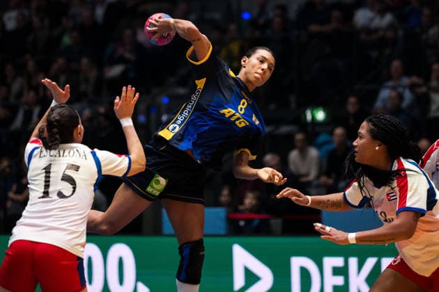 251129 Jamina Roberts of Sweden and Lorena AidÃ Tellez Delgado of Cuba during the 2025 IHF Women™s World Championship handball match between Cuba and Sweden on November 29, 2025 in Stuttgart Photo Emma Wallskog BILDBYRAN COP 320 EW0595 handball handball handball handball handball bbeng vm handball vm handbolls vm ihf handball world championship world handball championship 2025 world championship 2025 cuba sverige sweden dam bbeng bbauto sverige sweden  Copyright: EMMAxWALLSKOG BB251129EW021