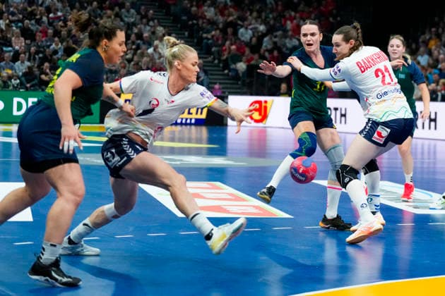 Women s Handball World Championship 2025 Kazakhstan Norway Trier, Germany 20251129 Norway s Veronica Kristiansen and Ingvild Kristiansen Bakkerud during the group stage match in the Women s Handball World Championship between Kazakhstan and Norway in the SWT Arena Photo Beate Oma Dahle NTB Trier Germany EDITORIAL USE ONLY RESTRICTED USE FOR BETTING COMPANIES  Copyright: xBeatexOmaxDahlex xNTBx