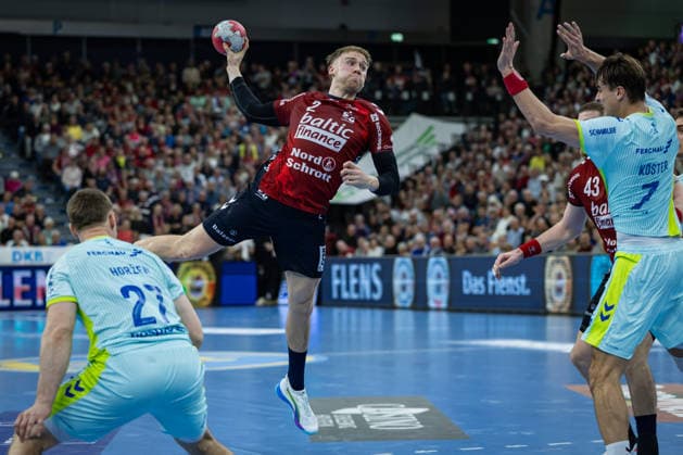 DAIKIN HBL SG Flensburg Handewitt vs VfL Gummersbach 29 11 25 Simon Pytlick No 02, SG Flensburg Handewitt in attack DAIKIN HBL SG Flensburg Handewitt vs VfL Gummersbach, GP JOULE Arena on 29 11 25 Copyright: xBEAUTIFULxSPORTS MarioxM.xKobergx