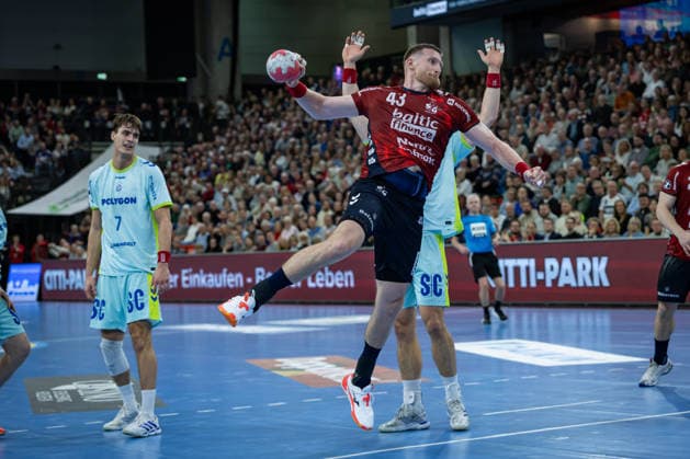 DAIKIN HBL SG Flensburg Handewitt vs VfL Gummersbach 29 11 25 Blaz Blagotinsek Nr 43, SG Flensburg Handewitt in attack DAIKIN HBL SG Flensburg Handewitt vs VfL Gummersbach, GP JOULE Arena on 29 11 25 Copyright: xBEAUTIFULxSPORTS MarioxM.xKobergx
