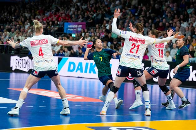 Women s Handball World Championship 2025 Kazakhstan Norway Trier, Germany 20251129 Norway s Veronica Kristiansen and Ingvild Kristiansen Bakkerud during the group stage match in the Women s Handball World Championship between Kazakhstan and Norway in the SWT Arena Photo Beate Oma Dahle NTB Trier Germany EDITORIAL USE ONLY RESTRICTED USE FOR BETTING COMPANIES  Copyright: xBeatexOmaxDahlex xNTBx
