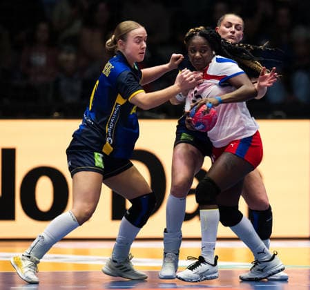 251129 Vilma Matthijs Holmberg and Kristin Thorleifsdottir of Sweden and Yarumy Cespedes Chirino of Cuba during the 2025 IHF Women™s World Championship handball match between Cuba and Sweden on November 29, 2025 in Stuttgart Photo Emma Wallskog BILDBYRAN COP 320 EW0595 handball, handball, handball,handball,handball,bbeng,vm,handba  Copyright: EMMAxWALLSKOG BB251129EW027