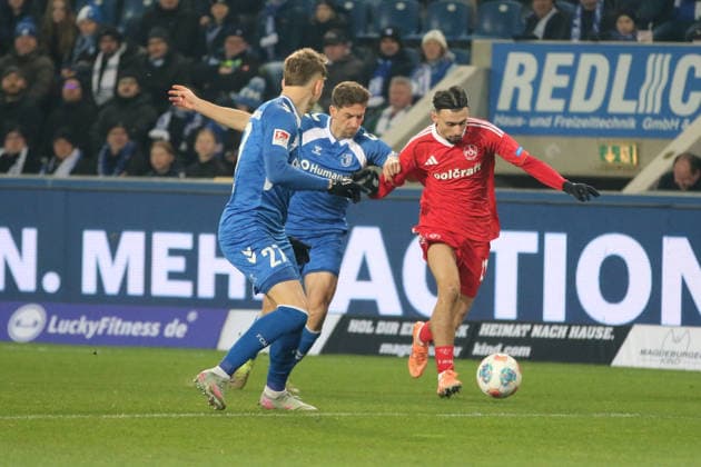 29 11 2025 Soccer Men 2025 2026 2 Bundesliga 14 Matchday 1 FC Magdeburg 1 FC Nürnberg Avnet Arena Magdeburg Berkay Yilmaz FCN, red in duel with Alexander Nollenberger FCM, blue Philipp Hercher FCM, blue, 27 observes the situation Magdeburg Saxony Anhalt Germany