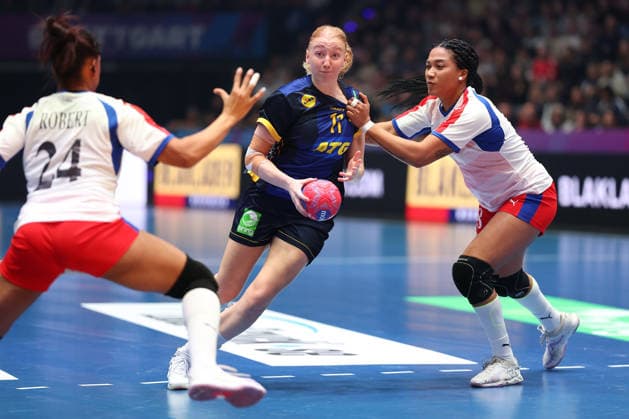 Cuba Sweden, IHF Womens Handball World Championship Tyra Axner Sweden, 11 between Schakira Robert Reinoso Cuba, 24 and Lorena Aide Tellez Delgado Cuba, 18 Preliminary round match of the Womens Handball World Championship between Cuba and Sweden on November 29, 2025 at the Porsche Arena in Stuttgart , Stuttgart Baden Württemberg Germany Porsche Arena