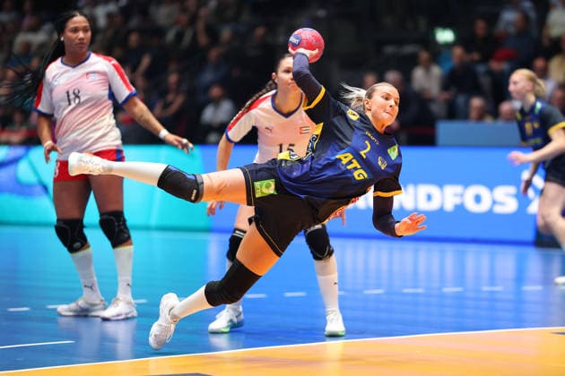 Cuba Sweden, IHF Womens Handball World Championship Clara Lerby Sweden, 2 flies into the circle Preliminary round match of the Womens Handball World Championship between Cuba and Sweden on November 29, 2025 at the Porsche Arena in Stuttgart , Stuttgart Baden Württemberg Germany Porsche Arena
