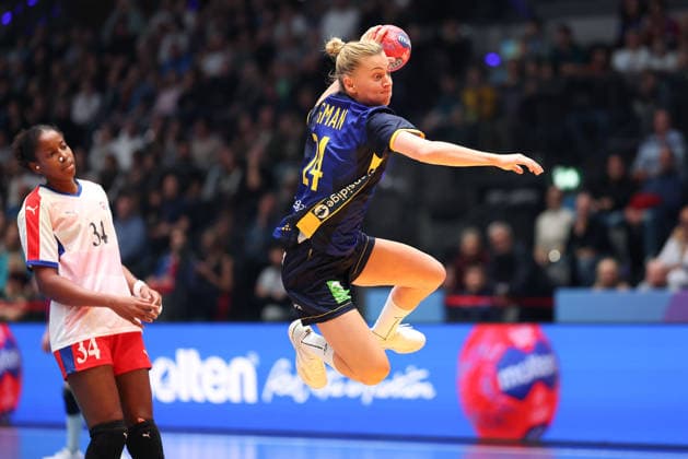 Cuba Sweden, IHF Womens Handball World Championship Nathalie Hagman Sweden, 24 ahead of Jennifer Amanda Toledo Abreu Cuba, 34 Preliminary round match of the Womens Handball World Championship between Cuba and Sweden on November 29, 2025 at the Porsche Arena in Stuttgart , Stuttgart Baden Württemberg Germany Porsche Arena